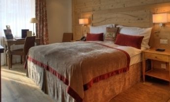 Hotel Le Petit Cervin Zermatt Zewnętrze zdjęcie A bed with a bed skirt